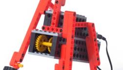 大人気のロボット教室。科学、技術、工学、数学分野を総合的に育む教育です